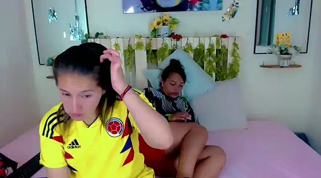 Snapshot of Sharon_et_Khloe12 chatting on December 30, 2024, 11:15 am Sharon et Khloe12 online show from December 30, 2024, 11:15 am