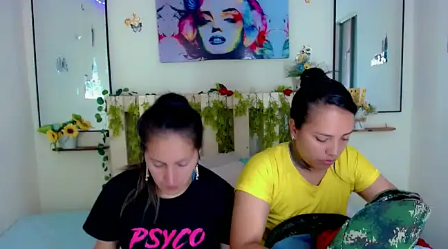 Snapshot of Sharon_et_Khloe12 chatting on December 4, 2024, 1:14 pm Sharon et Khloe12 online show from December 4, 2024, 1:14 pm