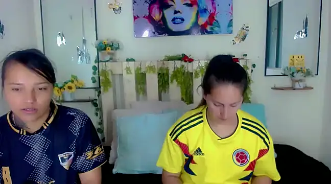 Snapshot of Sharon_et_Khloe12 chatting on December 6, 2024, 8:45 pm Sharon et Khloe12 online show from December 6, 2024, 8:45 pm