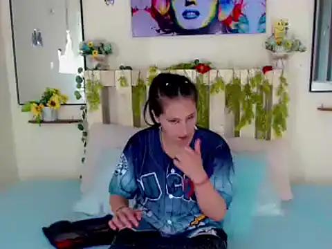 Snapshot of Sharon_et_Khloe12 chatting on December 15, 2024, 3:24 am Sharon et Khloe12 online show from December 15, 2024, 3:24 am