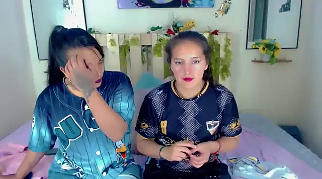 Snapshot of Sharon_et_Khloe12 chatting on January 17, 2025, 11:06 am Sharon et Khloe12 online show from January 17, 2025, 11:06 am