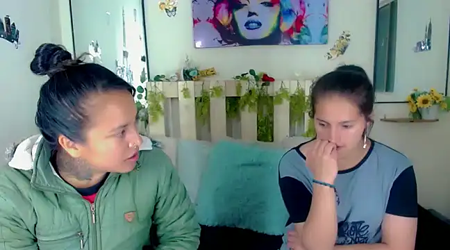 Snapshot of Sharon_et_Khloe12 chatting on January 7, 2025, 4:50 am Sharon et Khloe12 online show from January 7, 2025, 4:50 am