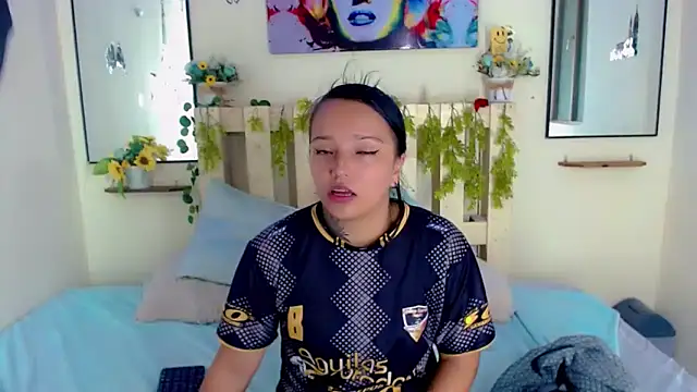 Snapshot of Sharon_et_Khloe12 chatting on December 17, 2024, 4:23 am Sharon et Khloe12 online show from December 17, 2024, 4:23 am