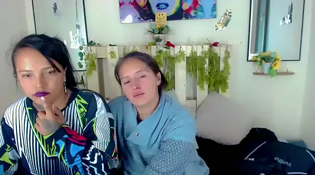 Snapshot of Sharon_et_Khloe12 chatting on January 15, 2025, 10:59 am Sharon et Khloe12 online show from January 15, 2025, 10:59 am