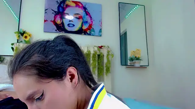 Snapshot of Sharon_et_Khloe12 chatting on January 23, 2025, 8:36 am Sharon et Khloe12 online show from January 23, 2025, 8:36 am