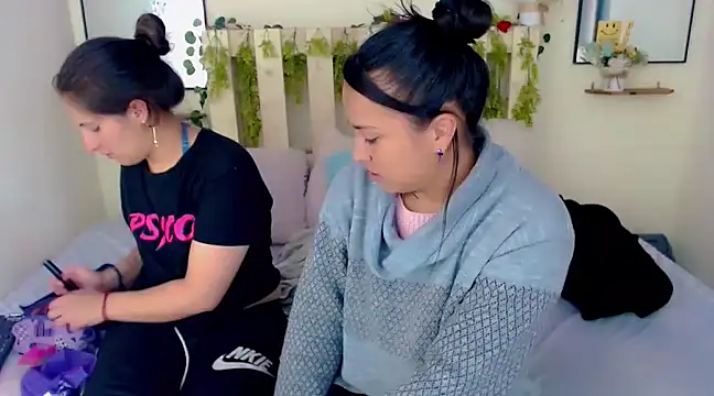 Snapshot of Sharon_et_Khloe12 chatting on December 4, 2024, 7:28 pm Sharon et Khloe12 online show from December 4, 2024, 7:28 pm