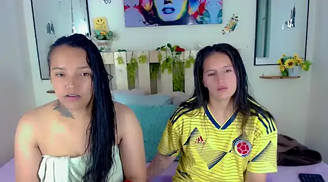 Snapshot of Sharon_et_Khloe12 chatting on January 5, 2025, 4:36 am Sharon et Khloe12 online show from January 5, 2025, 4:36 am