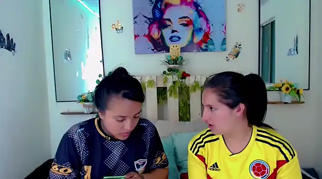 Snapshot of Sharon_et_Khloe12 chatting on January 9, 2025, 11:14 am Sharon et Khloe12 online show from January 9, 2025, 11:14 am