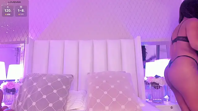 Snapshot of SophiaSmiiths_ chatting on October 25, 2025, 7:58 pm SophiaSmiiths online show from October 25, 2025, 7:58 pm