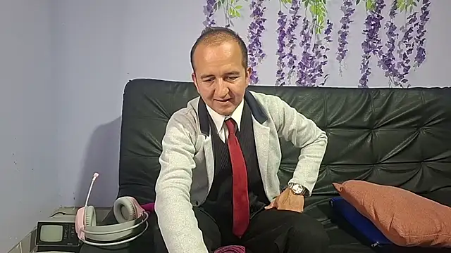 yazforeSolo online show from November 13, 2025, 3:49 pm