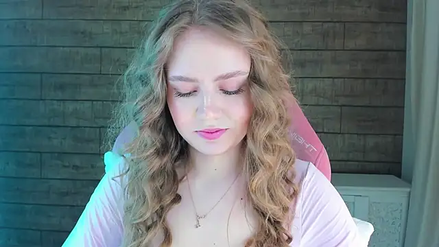 Snapshot of SelinSwarovski chatting on March 13, 2026, 4:01 pm SelinSwarovski online show from March 13, 2026, 4:01 pm