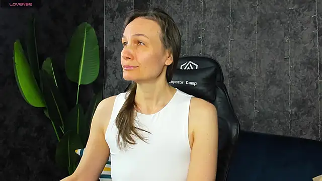 Snapshot of Lillian_White chatting on April 13, 2026, 12:58 am Lillian White online show from April 13, 2026, 12:58 am