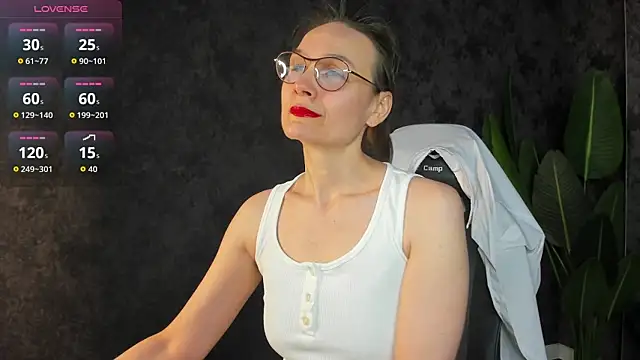 Snapshot of Lillian_White chatting on March 24, 2026, 1:05 am Lillian White online show from March 24, 2026, 1:05 am