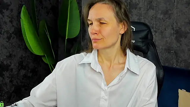 Snapshot of Lillian_White chatting on April 5, 2026, 1:01 am Lillian White online show from April 5, 2026, 1:01 am