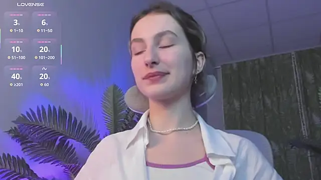 Snapshot of LuxRayi chatting on January 16, 2026, 2:48 am LuxRayi online show from January 16, 2026, 2:48 am