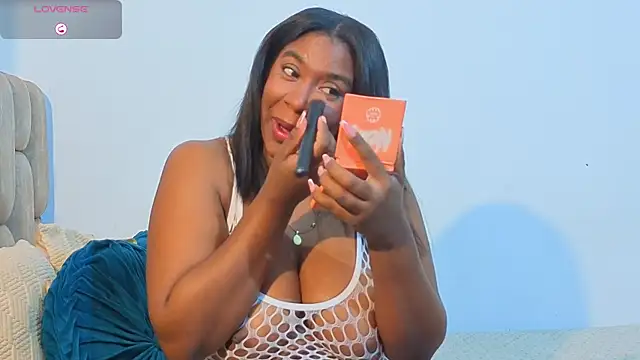 KloheCurvy online show from November 26, 2025, 2:17 pm