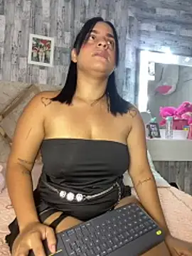 Snapshot of Violetrousse chatting on May 19, 2026, 6:48 pm Violetrousse online show from May 19, 2026, 6:48 pm