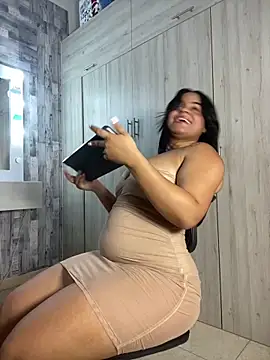 Snapshot of Violetrousse chatting on December 14, 2025, 9:42 pm Violetrousse online show from December 14, 2025, 9:42 pm