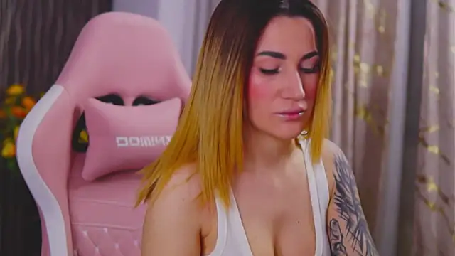 Snapshot of KimSkyex chatting on February 22, 2025, 11:35 pm KimSkyex online show from February 22, 2025, 11:35 pm