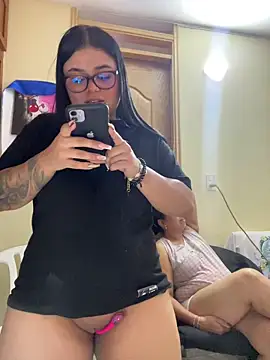 alissonfernandez  online show from December 19, 2025, 4:31 pm