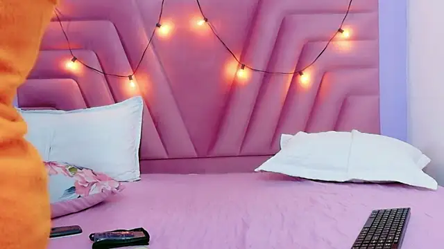 Snapshot of hornybarelylegalgirl chatting on April 11, 2026, 12:31 pm hornybarelylegalgirl online show from April 11, 2026, 12:31 pm