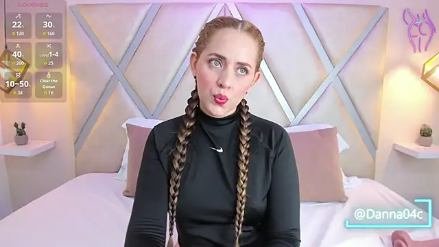 DannaCouper online show from October 3, 2025, 11:23 am