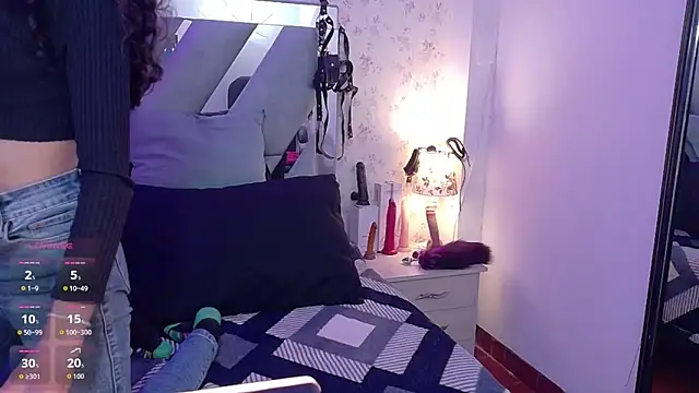 Snapshot of Queenjenn__ chatting on February 25, 2026, 6:35 am Queenjenn online show from February 25, 2026, 6:35 am