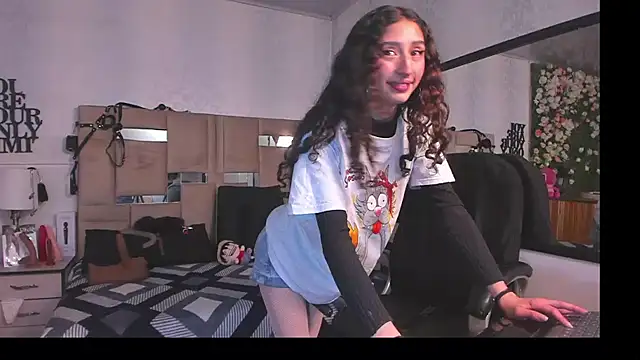 Snapshot of Queenjenn__ chatting on December 21, 2025, 12:46 am Queenjenn online show from December 21, 2025, 12:46 am