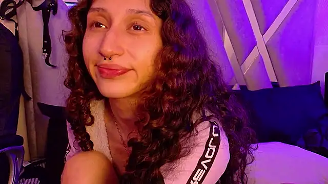 Snapshot of Queenjenn__ chatting on January 9, 2026, 6:42 am Queenjenn online show from January 9, 2026, 6:42 am