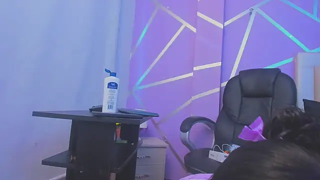 Snapshot of Queenjenn__ chatting on February 25, 2025, 10:20 pm Queenjenn online show from February 25, 2025, 10:20 pm