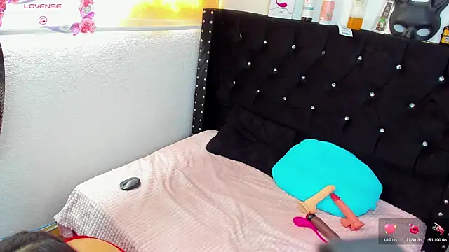 Snapshot of SarayMoorex_ chatting on March 12, 2025, 3:40 pm SarayMoorex online show from March 12, 2025, 3:40 pm