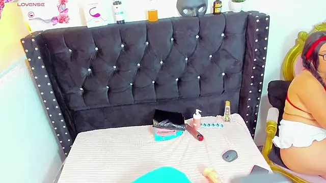 Snapshot of SarayMoorex_ chatting on March 11, 2025, 8:09 pm SarayMoorex online show from March 11, 2025, 8:09 pm