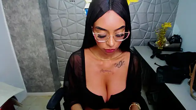 Tiffanny online show from March 9, 2025, 3:49 pm