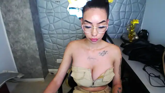 Tiffanny online show from March 11, 2025, 6:41 pm