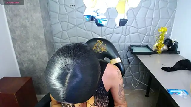 Tiffanny online show from March 22, 2025, 6:47 pm