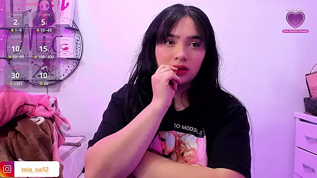 Snapshot of mia_johns_ chatting on November 13, 2025, 5:55 am mia johns online show from November 13, 2025, 5:55 am