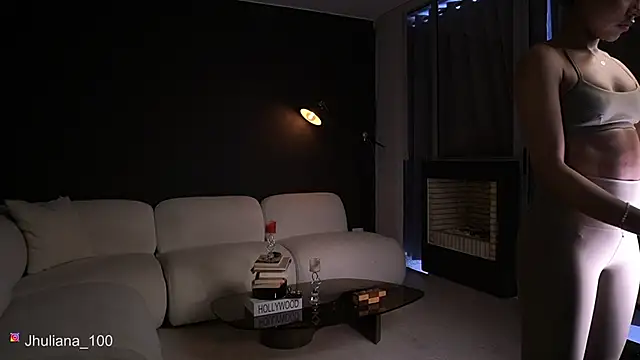 paulacora100 online show from April 1, 2026, 9:01 pm