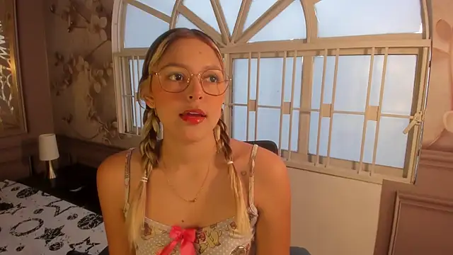Snapshot of Cami_hunter_ chatting on December 10, 2024, 1:11 pm Cami hunter  online show from December 10, 2024, 1:11 pm