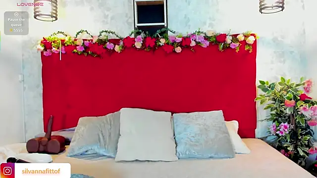 Snapshot of SilvannaFit chatting on December 18, 2025, 11:47 am SilvannaFit online show from December 18, 2025, 11:47 am