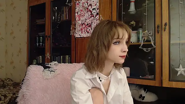 cloudgirrl online show from February 3, 2025, 8:13 pm