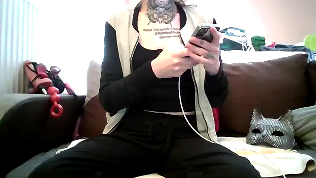 Snapshot of liloucamchaudee chatting on March 16, 2026, 8:18 am liloucamchaudee online show from March 16, 2026, 8:18 am