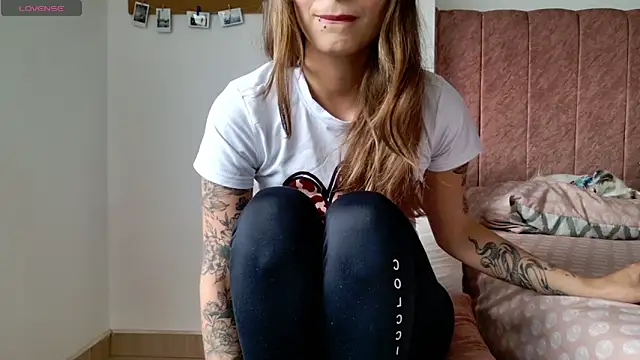 Snapshot of Emmy_petit chatting on April 22, 2026, 8:04 pm Emmy petit online show from April 22, 2026, 8:04 pm