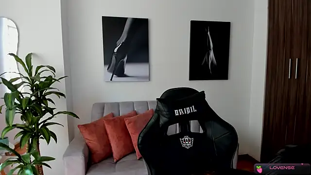 Emmy petit online show from December 13, 2024, 3:11 pm