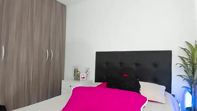 Snapshot of LaylaJewel chatting on March 14, 2025, 4:30 pm LaylaJewel online show from March 14, 2025, 4:30 pm