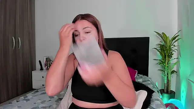 Snapshot of LaylaJewel chatting on February 17, 2025, 4:06 pm LaylaJewel online show from February 17, 2025, 4:06 pm