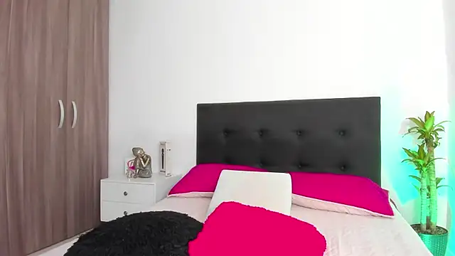 Snapshot of LaylaJewel chatting on December 11, 2024, 4:09 pm LaylaJewel online show from December 11, 2024, 4:09 pm