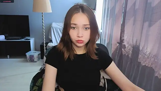 SweetLinaa online show from June 6, 2026, 7:57 am