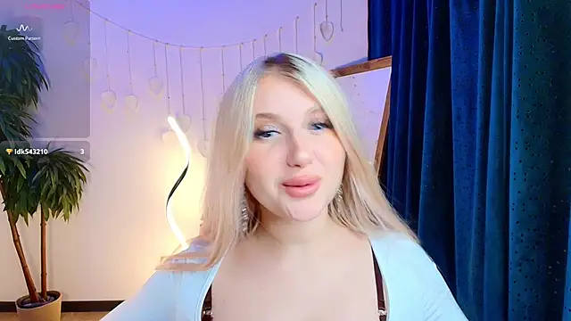 Snapshot of Evacadooo chatting on February 10, 2026, 2:32 am Evacadooo online show from February 10, 2026, 2:32 am