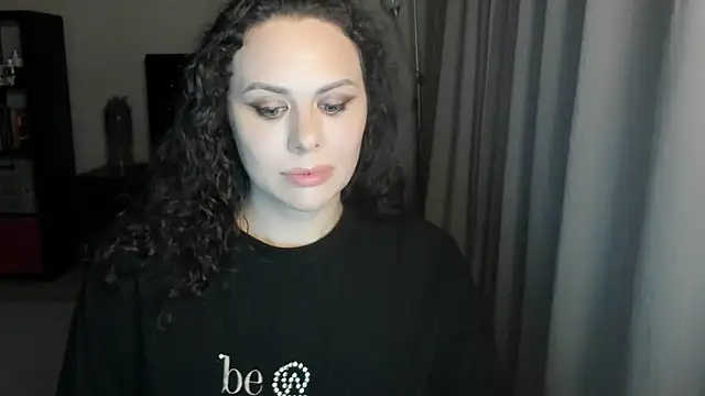 Snapshot of MollyCheiz chatting on June 17, 2026, 9:47 pm MollyCheiz online show from June 17, 2026, 9:47 pm