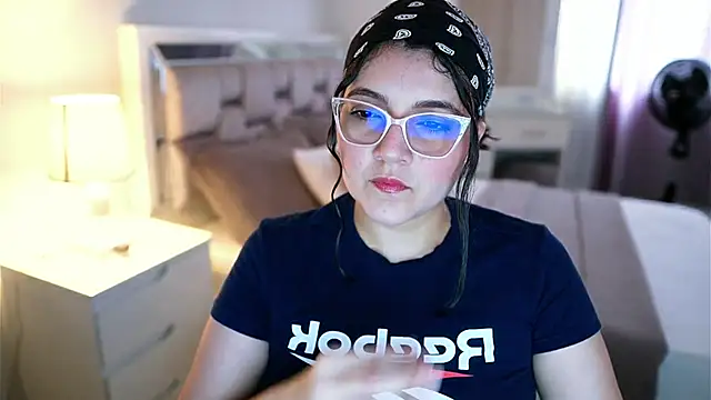 Snapshot of Camilaa_bueno chatting on February 15, 2026, 9:36 pm Camilaa bueno online show from February 15, 2026, 9:36 pm